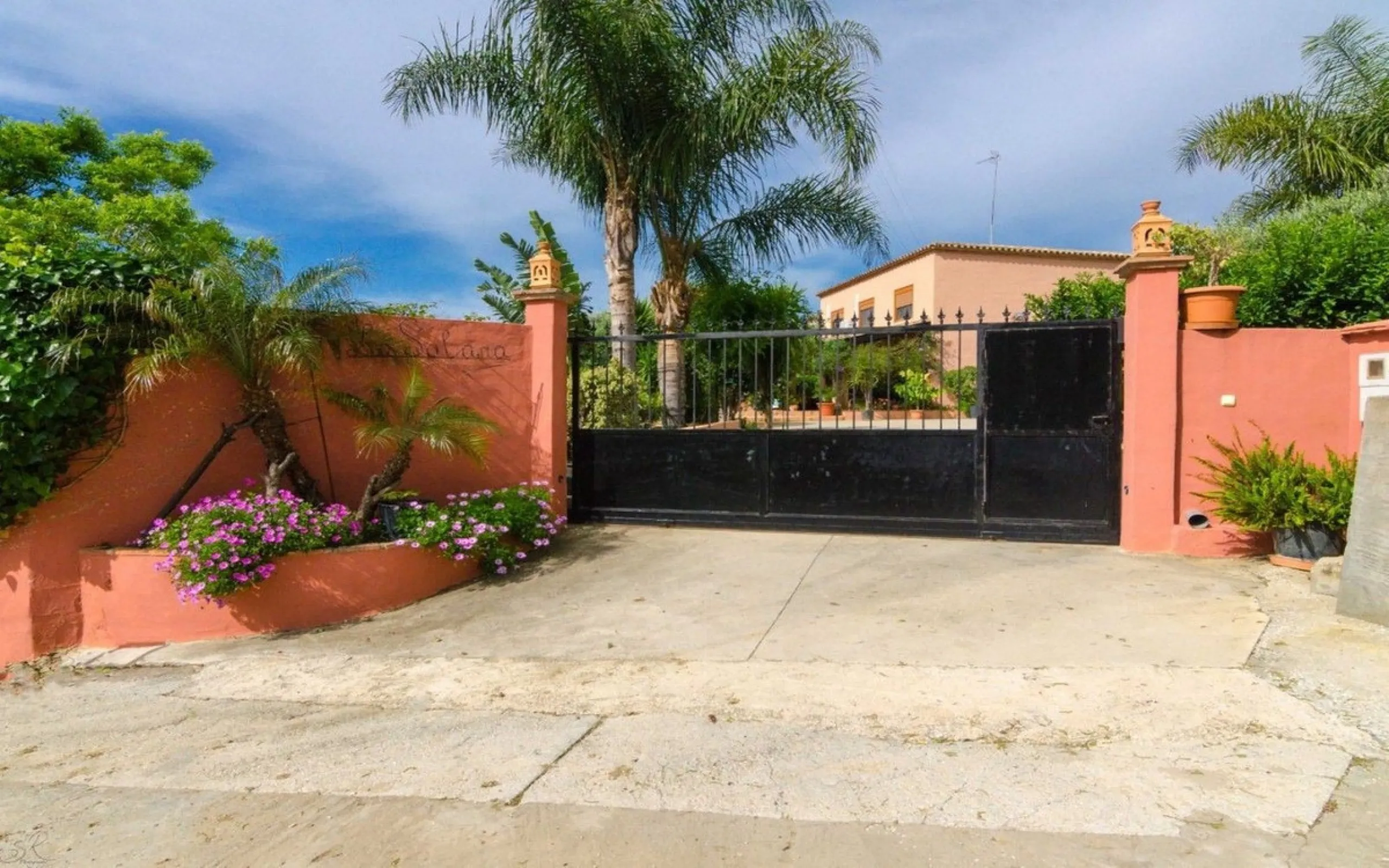 Just 5 minutes from Estepona we find this fantastic property.
