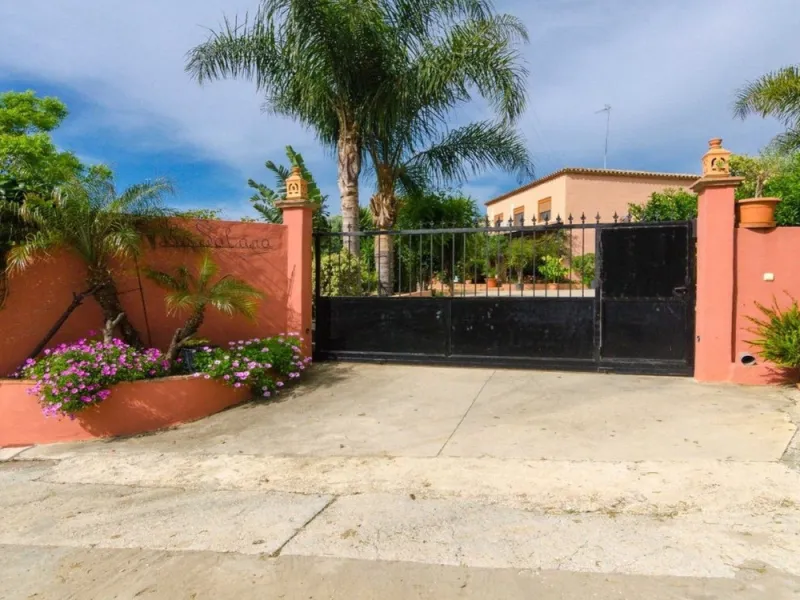 Just 5 minutes from Estepona we find this fantastic property.