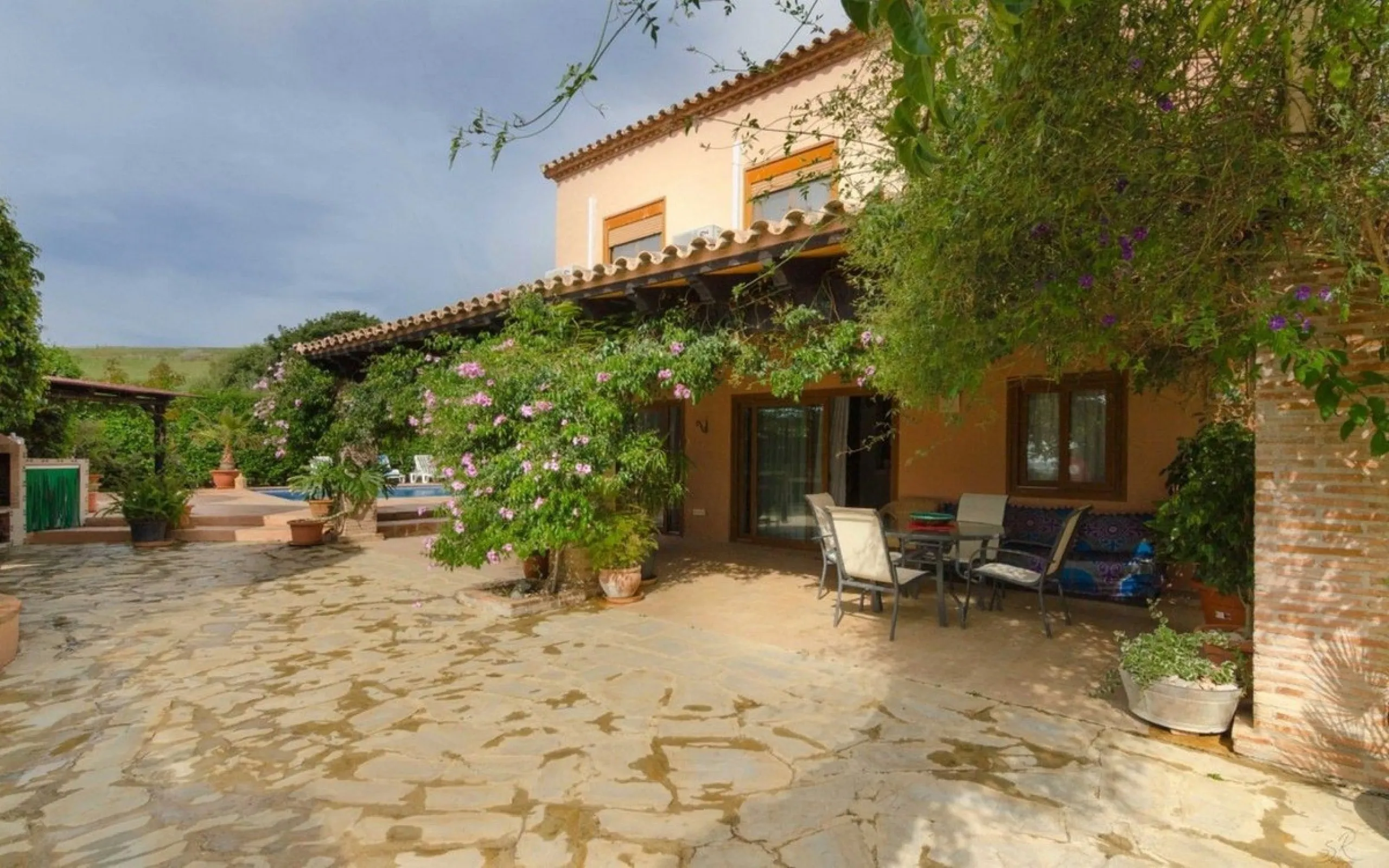 Just 5 minutes from Estepona we find this fantastic property.