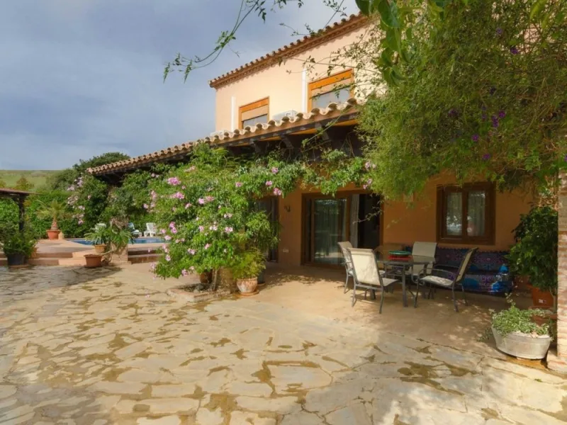 Just 5 minutes from Estepona we find this fantastic property.
