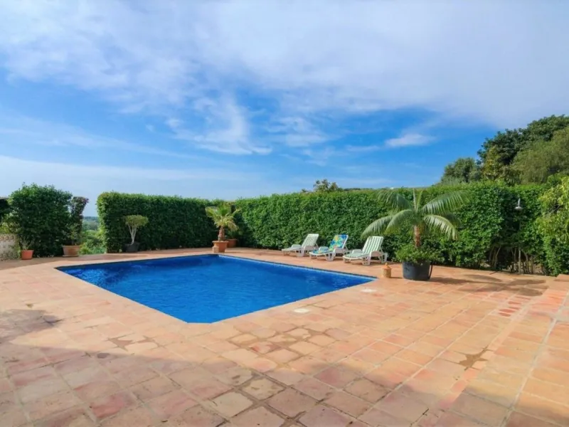 Just 5 minutes from Estepona we find this fantastic property.