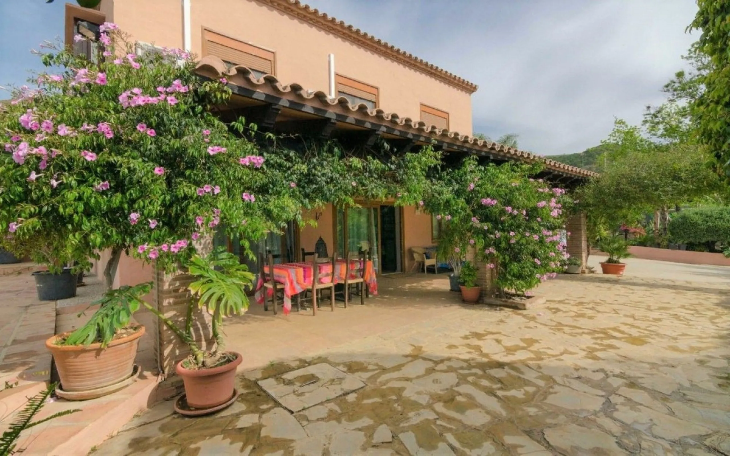 Just 5 minutes from Estepona we find this fantastic property.