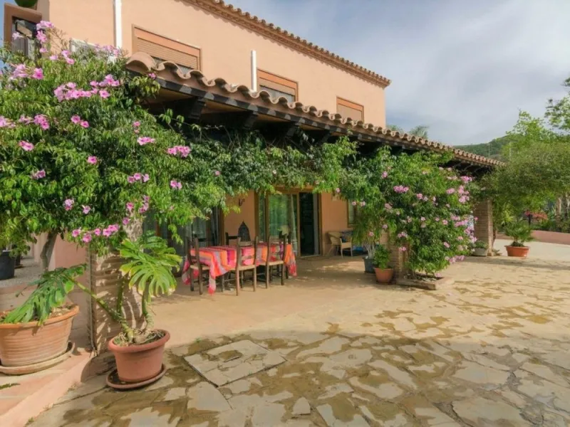 Just 5 minutes from Estepona we find this fantastic property.