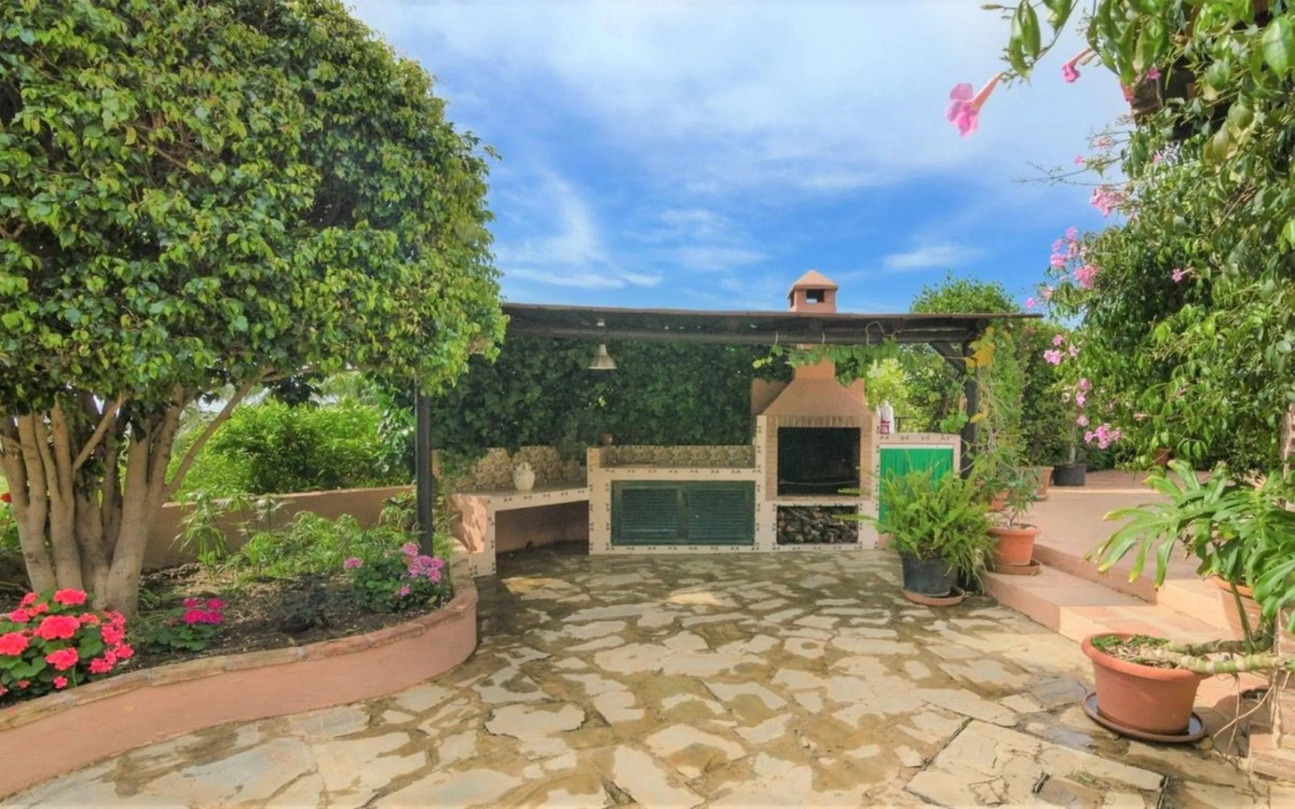Just 5 minutes from Estepona we find this fantastic property.