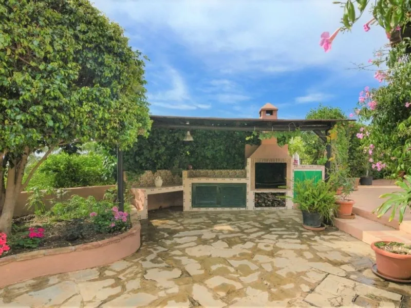 Just 5 minutes from Estepona we find this fantastic property.