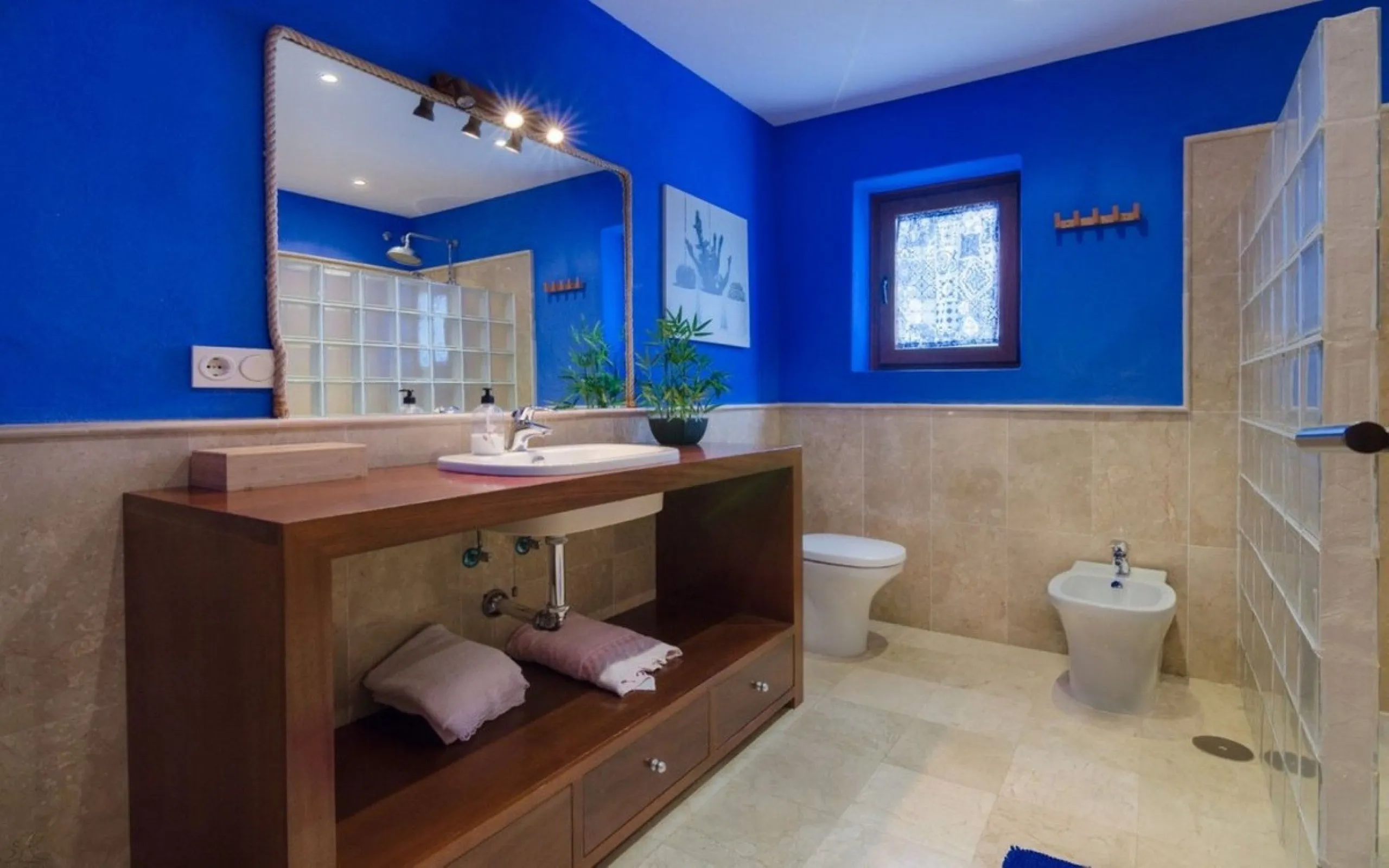 Just 5 minutes from Estepona we find this fantastic property.