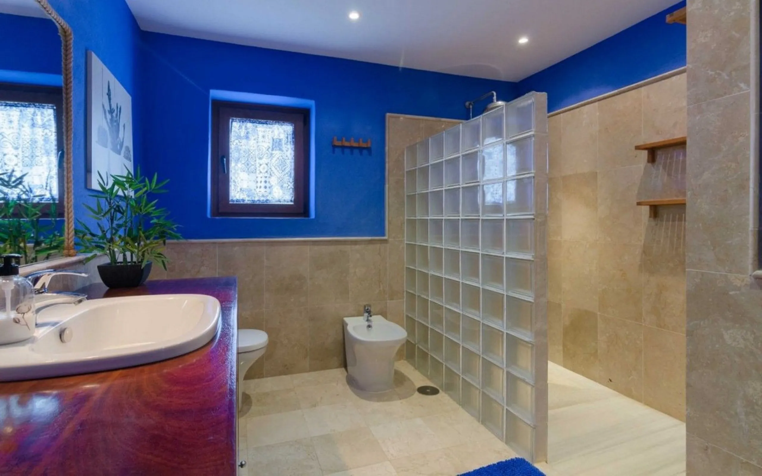 Just 5 minutes from Estepona we find this fantastic property.