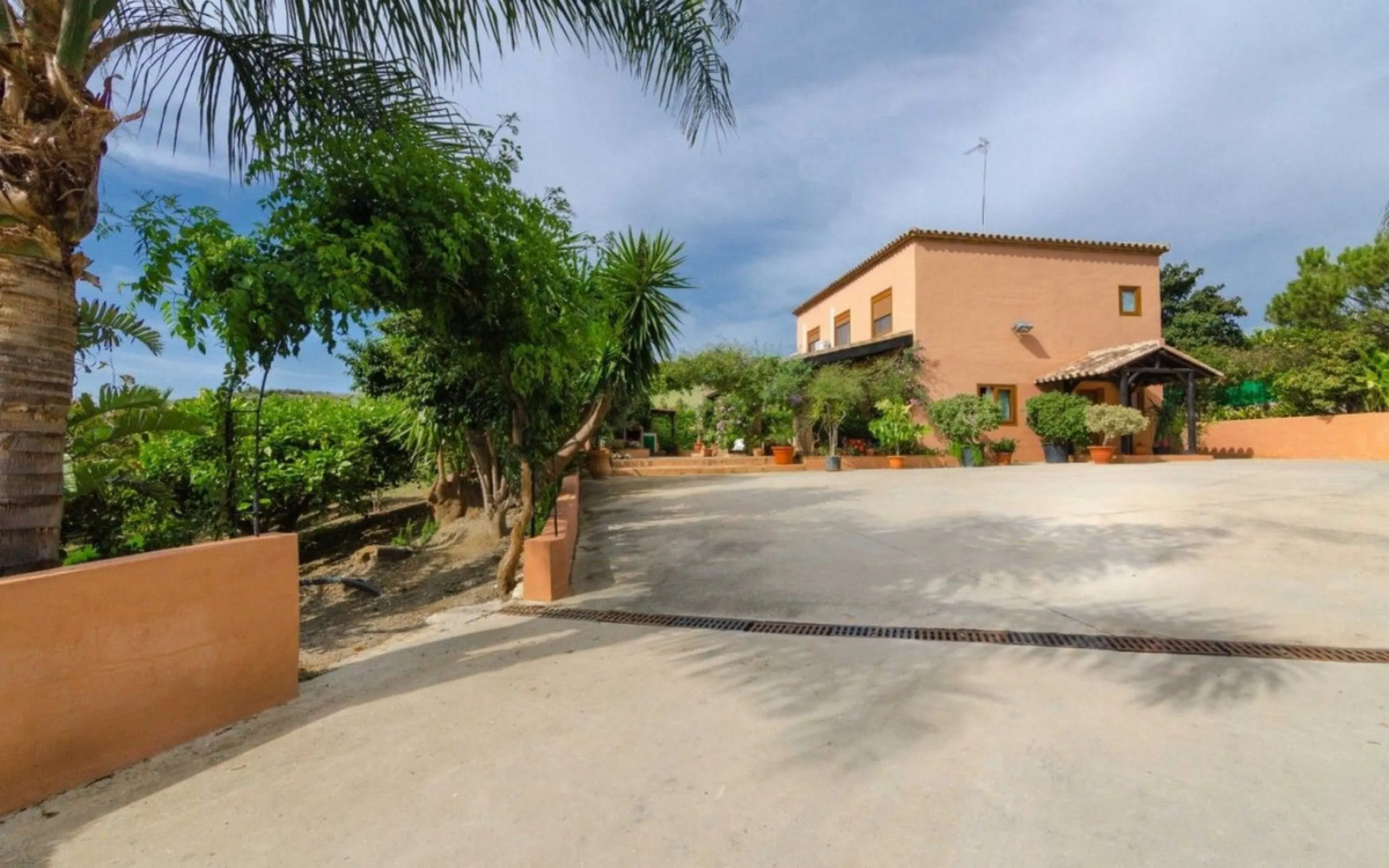 Just 5 minutes from Estepona we find this fantastic property.