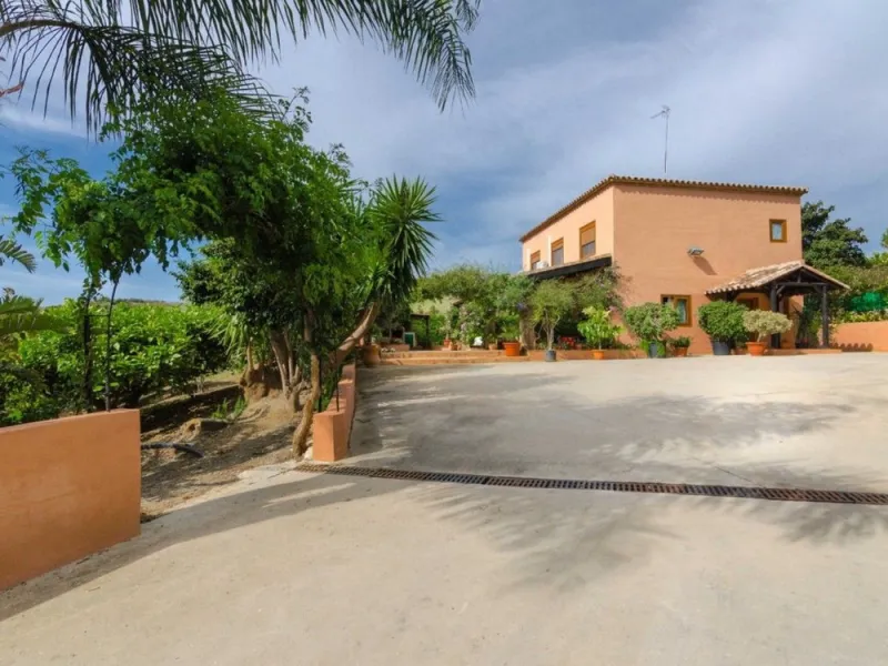 Just 5 minutes from Estepona we find this fantastic property.