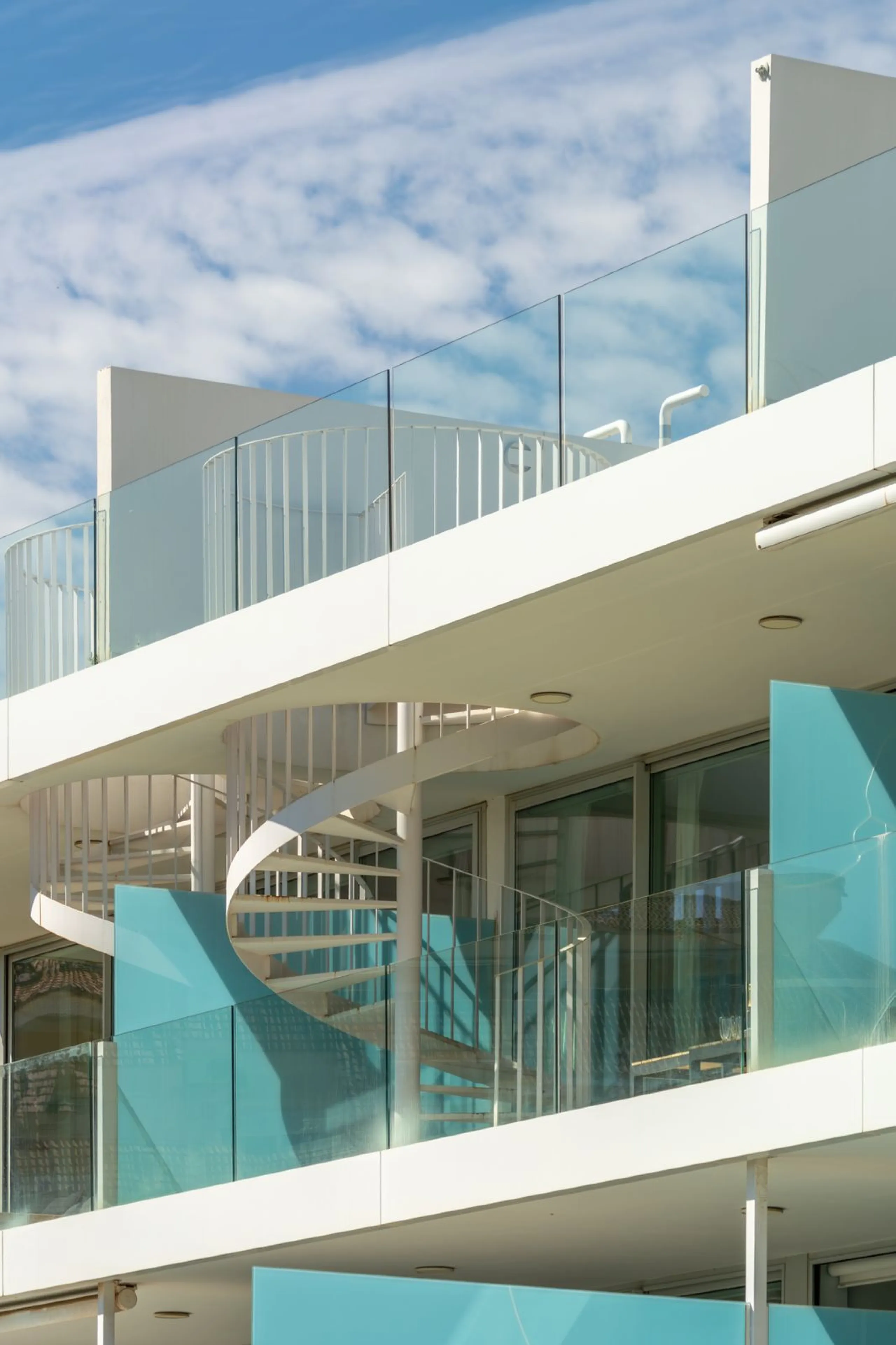 Modernes Haus in der begehrten Gegend Higuerón mit großer Dachterrasse und Whirlpool