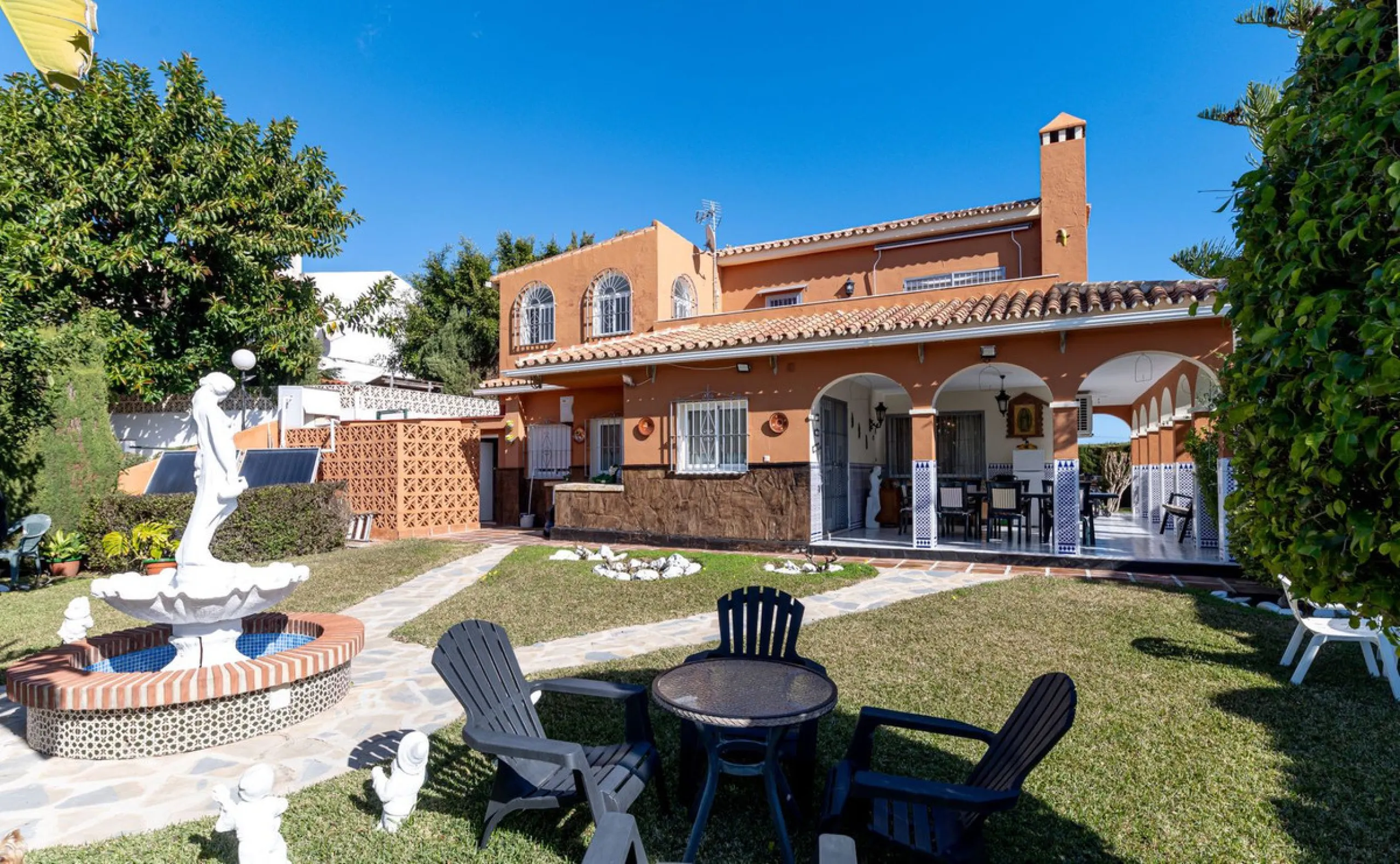 Elegant Family Villa with Garden, Pool & Guest Studio