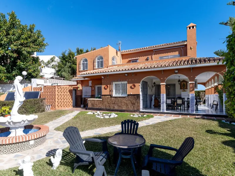 Elegant Family Villa with Garden, Pool & Guest Studio