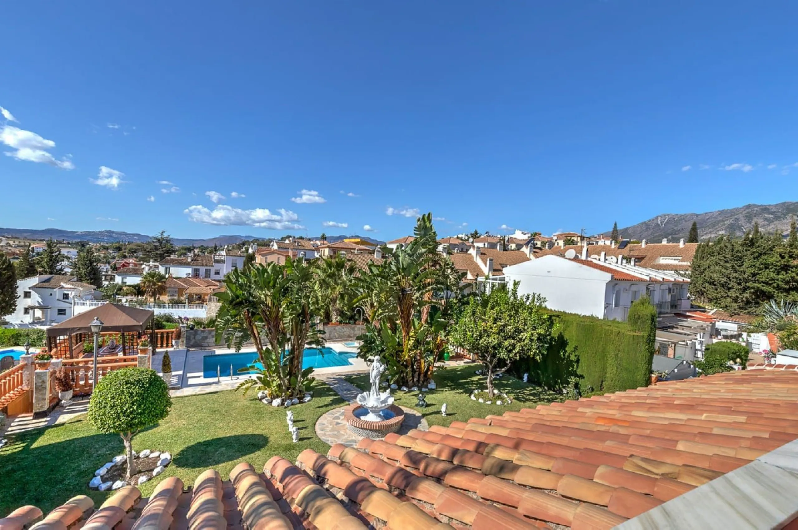 Elegant Family Villa with Garden, Pool & Guest Studio