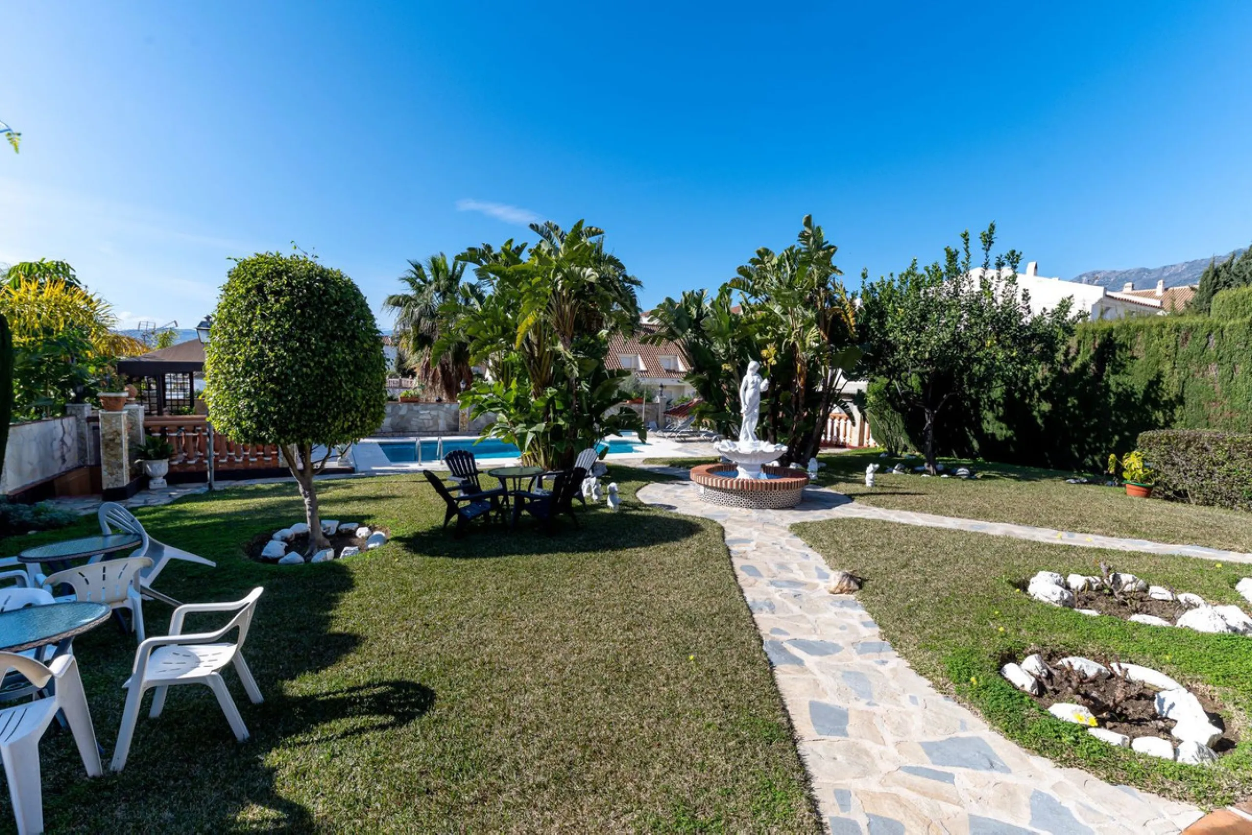 Elegant Family Villa with Garden, Pool & Guest Studio