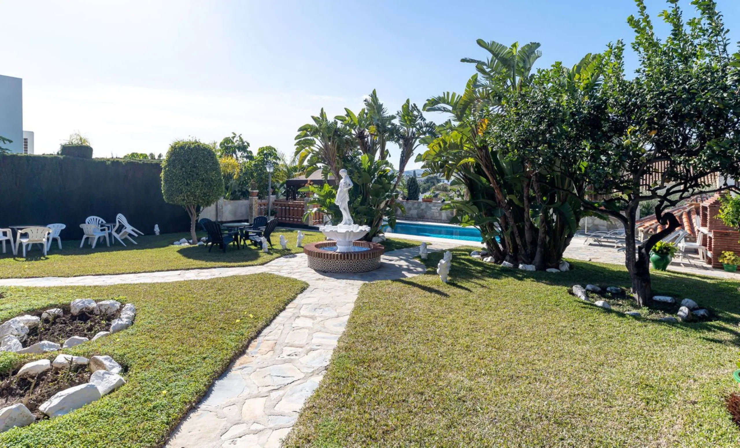 Elegant Family Villa with Garden, Pool & Guest Studio
