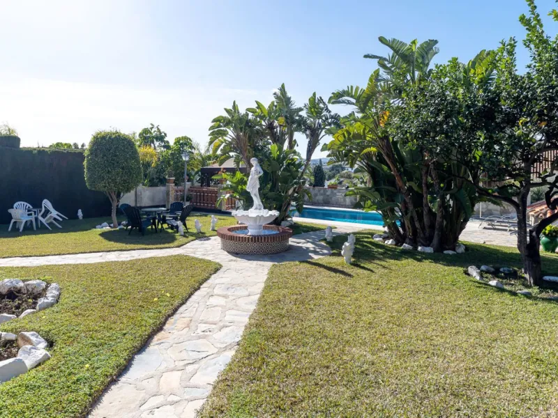 Elegant Family Villa with Garden, Pool & Guest Studio