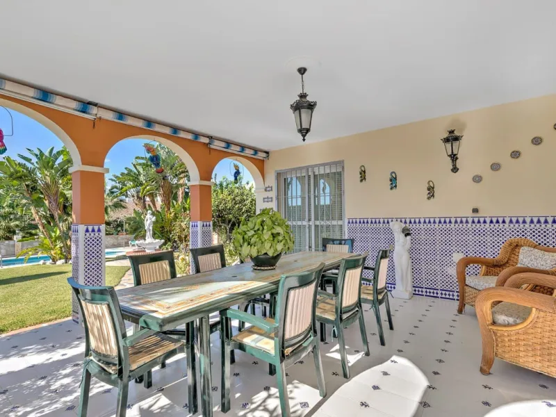 Elegant Family Villa with Garden, Pool & Guest Studio