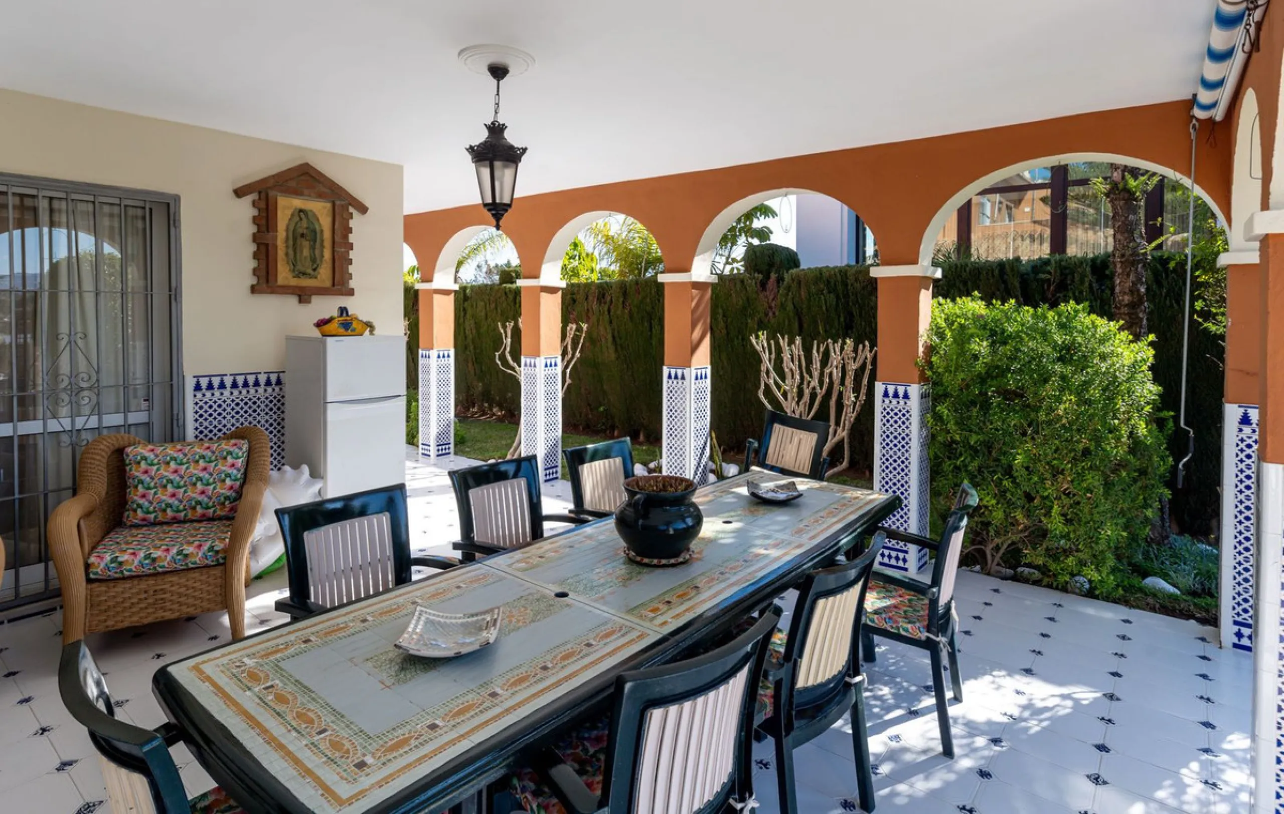 Elegant Family Villa with Garden, Pool & Guest Studio
