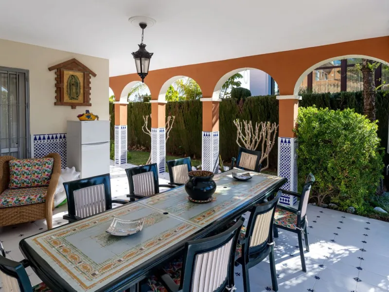 Elegant Family Villa with Garden, Pool & Guest Studio