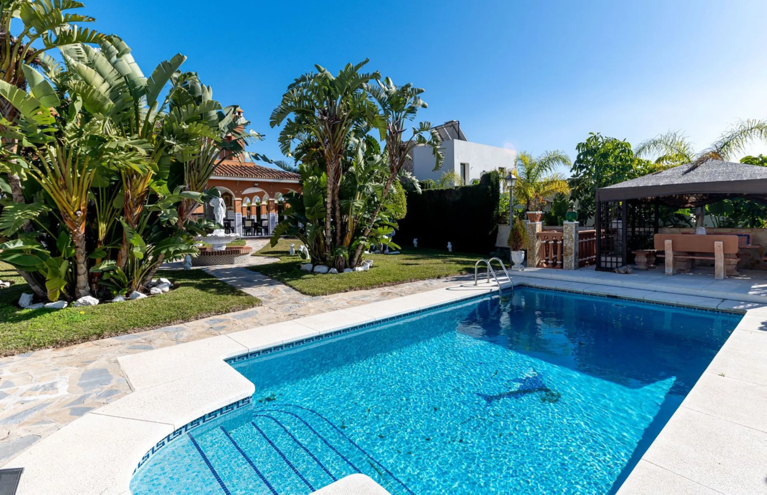 Elegant Family Villa with Garden, Pool & Guest Studio