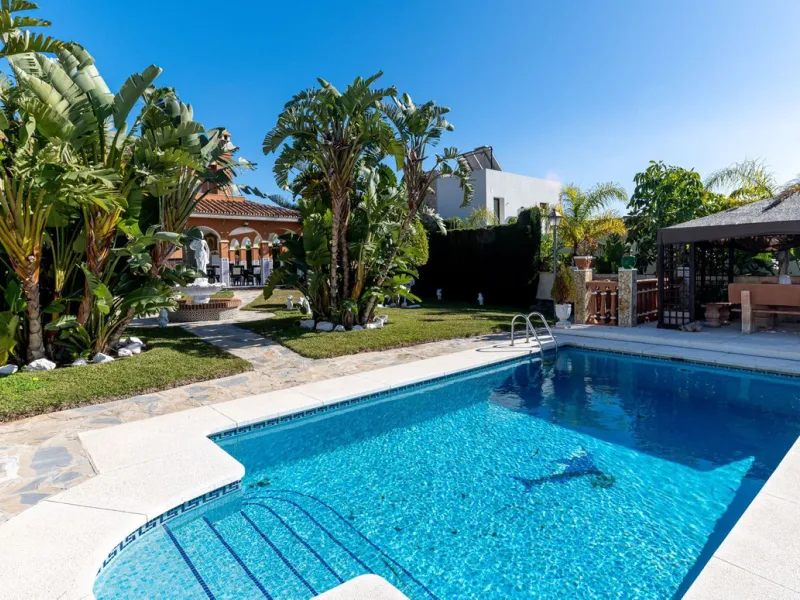 Elegant Family Villa with Garden, Pool & Guest Studio