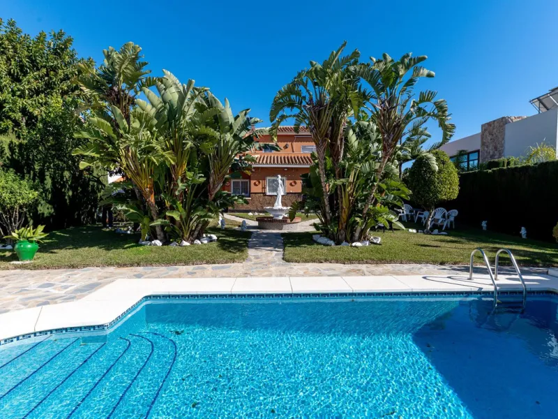 Elegant Family Villa with Garden, Pool & Guest Studio