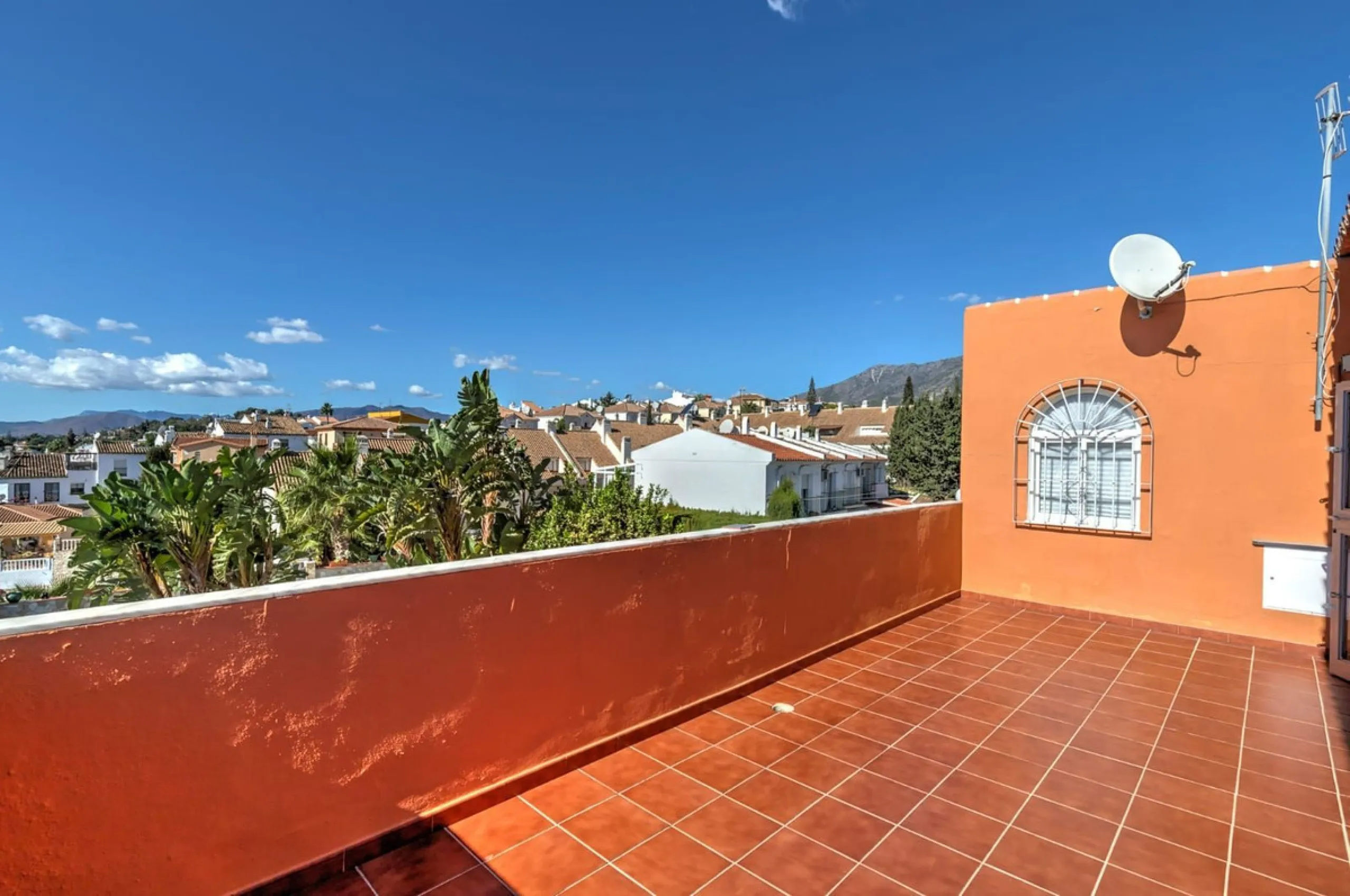 Elegant Family Villa with Garden, Pool & Guest Studio