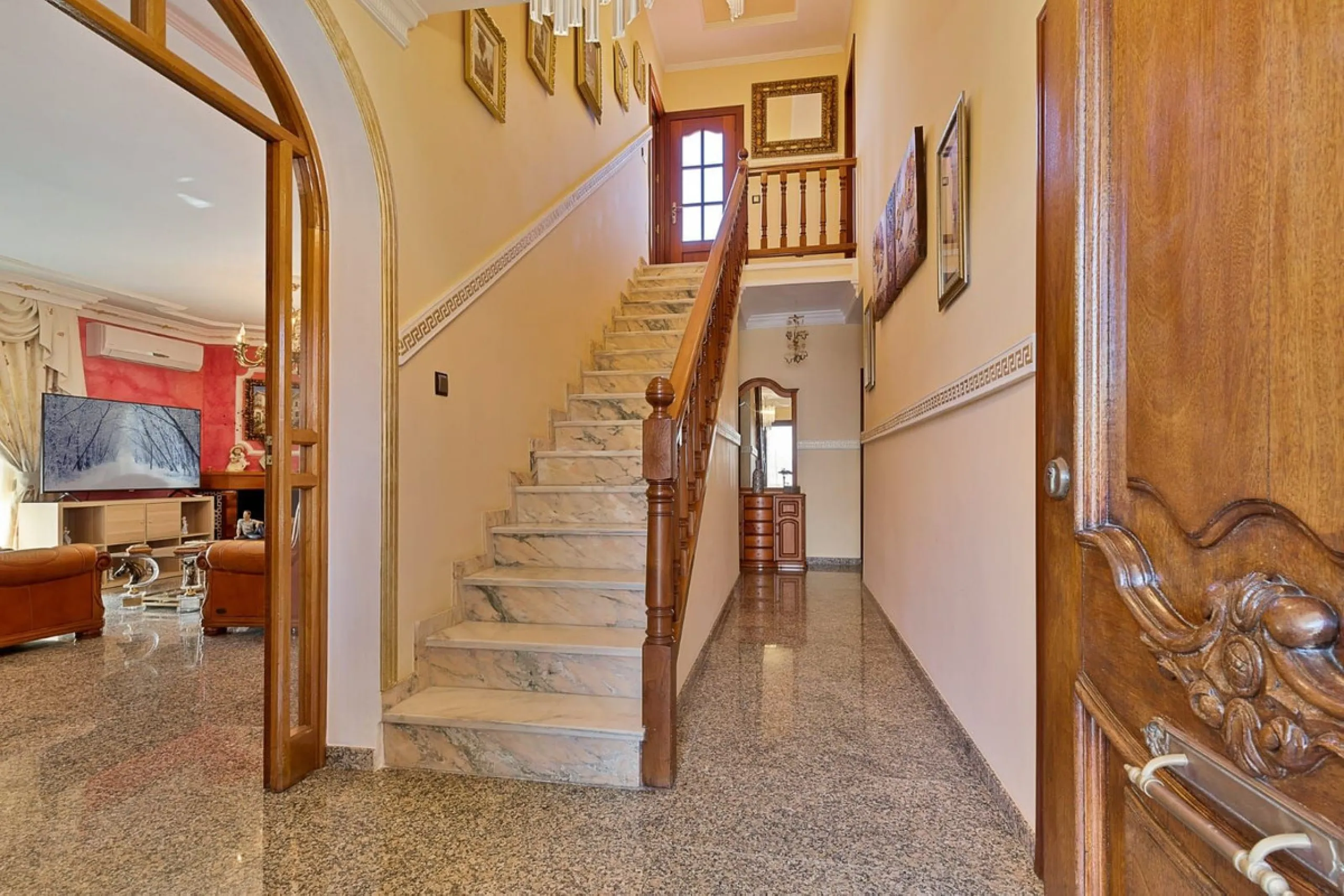 Elegant Family Villa with Garden, Pool & Guest Studio