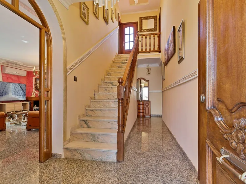 Elegant Family Villa with Garden, Pool & Guest Studio
