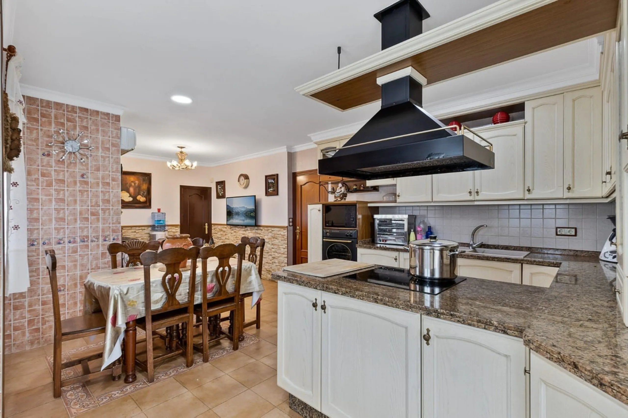Elegant Family Villa with Garden, Pool & Guest Studio