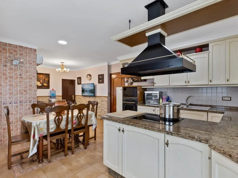 Elegant Family Villa with Garden, Pool & Guest Studio