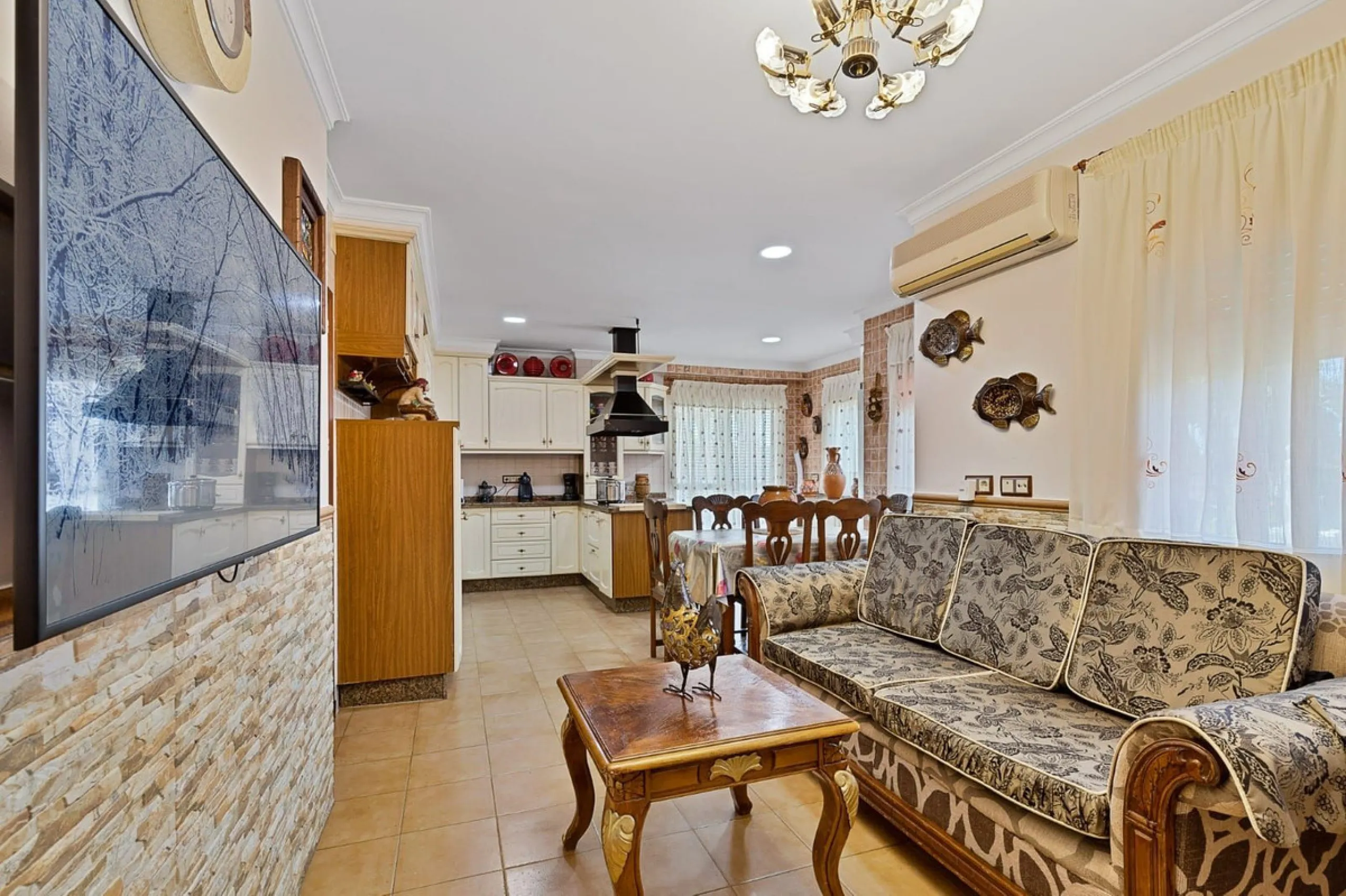 Elegant Family Villa with Garden, Pool & Guest Studio
