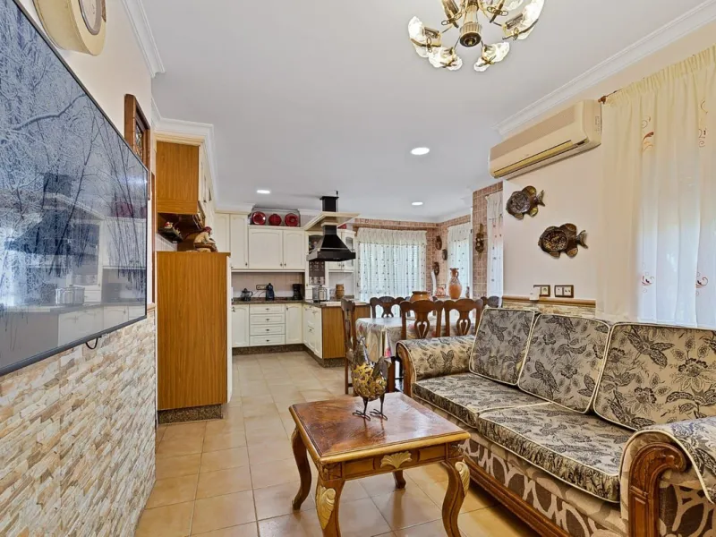 Elegant Family Villa with Garden, Pool & Guest Studio