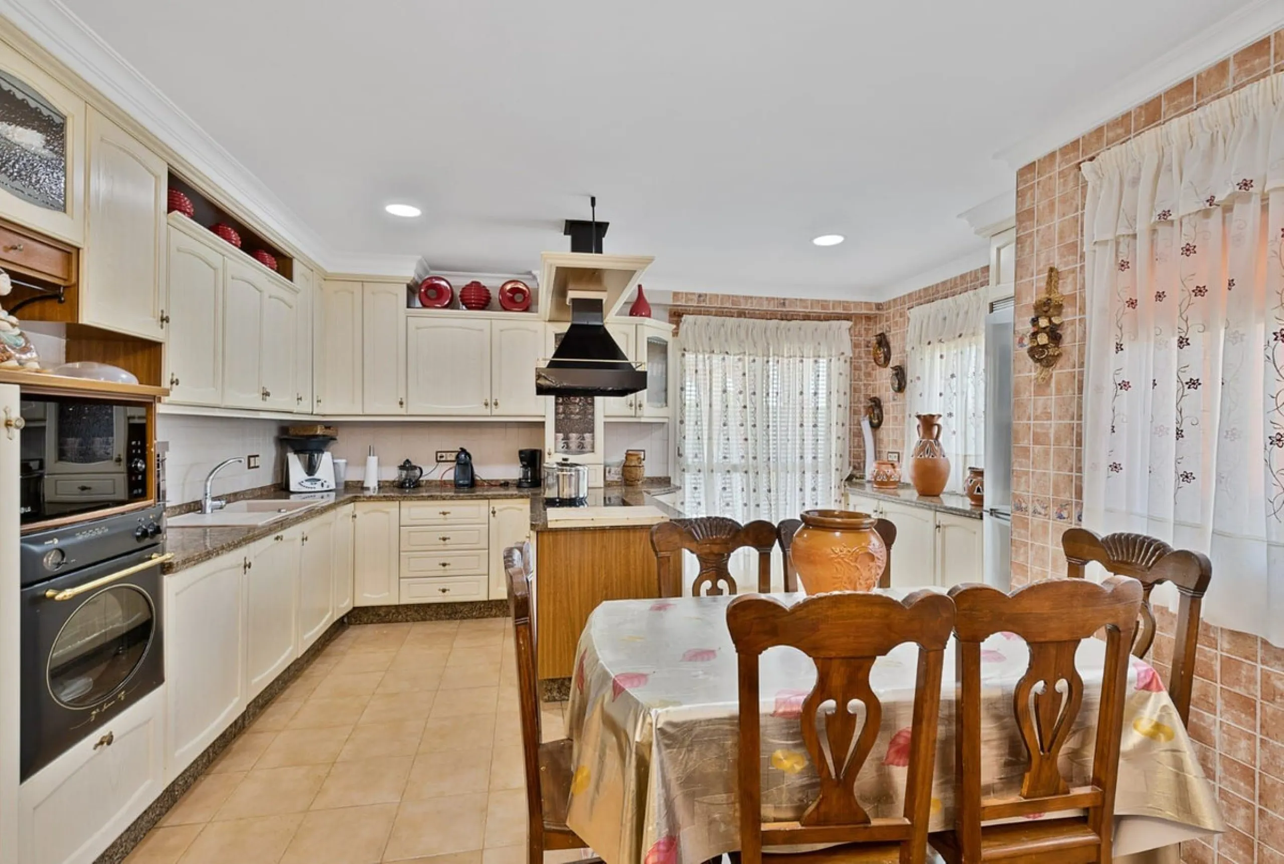 Elegant Family Villa with Garden, Pool & Guest Studio