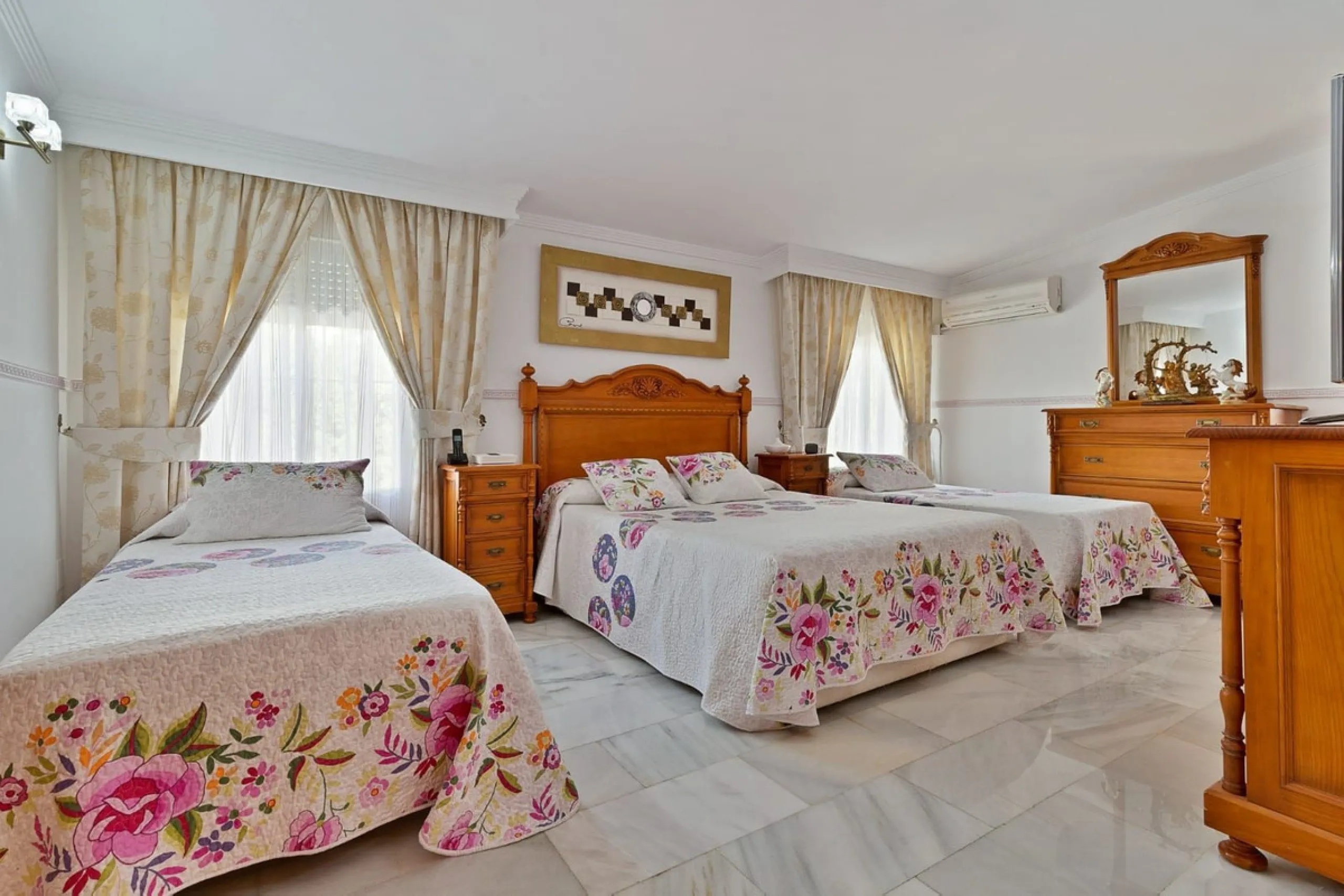 Elegant Family Villa with Garden, Pool & Guest Studio