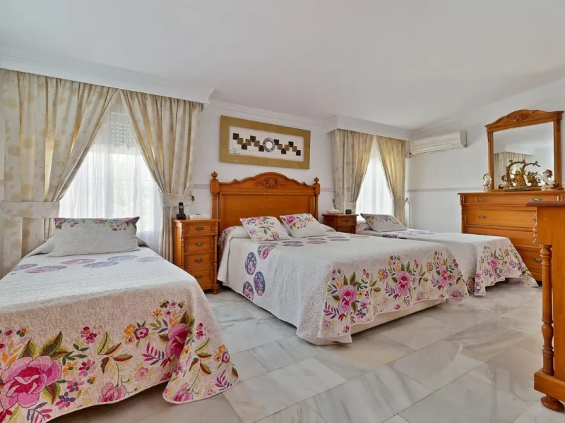 Elegant Family Villa with Garden, Pool & Guest Studio