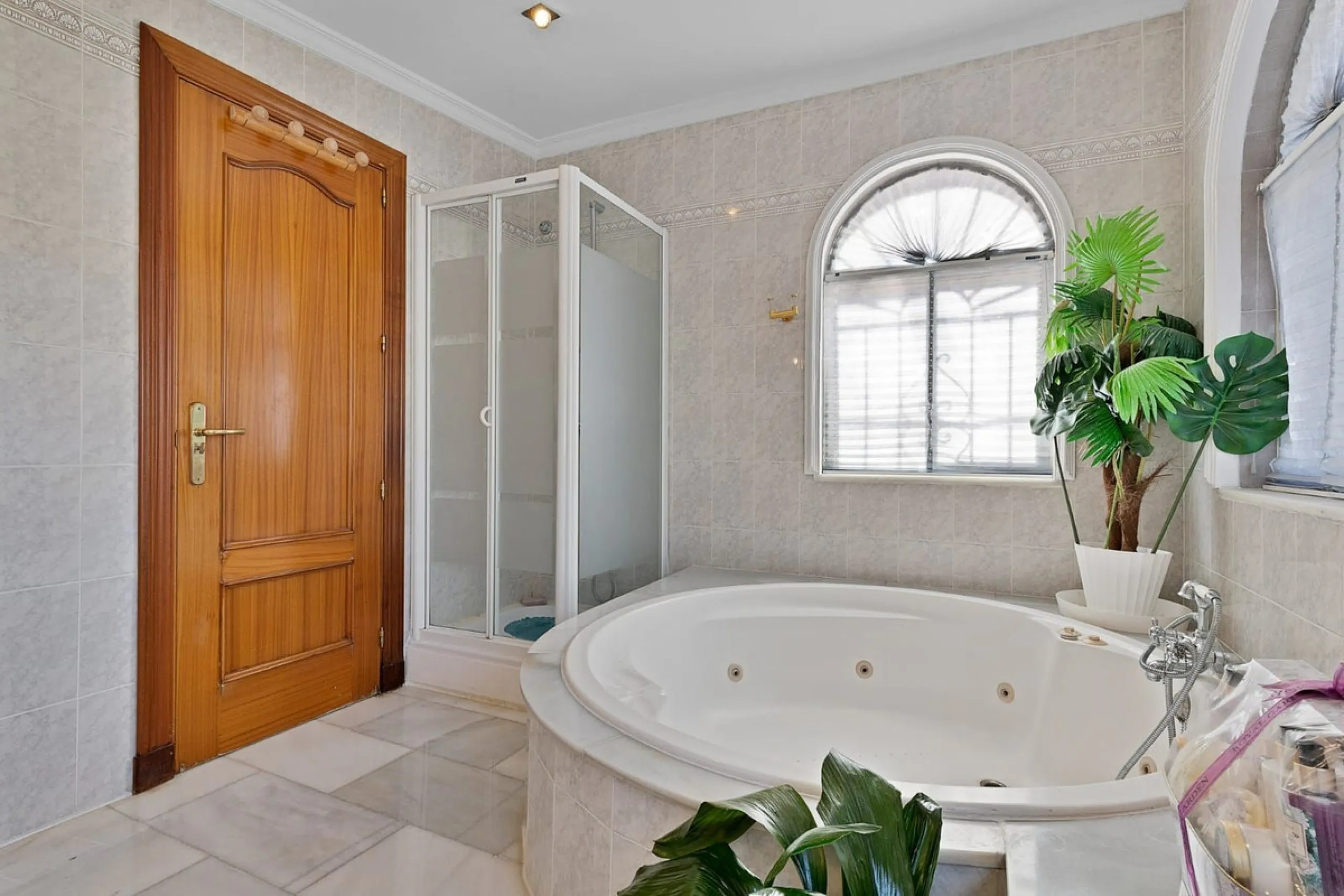 Elegant Family Villa with Garden, Pool & Guest Studio