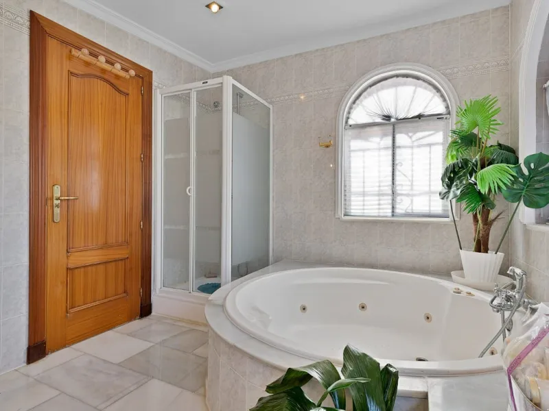 Elegant Family Villa with Garden, Pool & Guest Studio