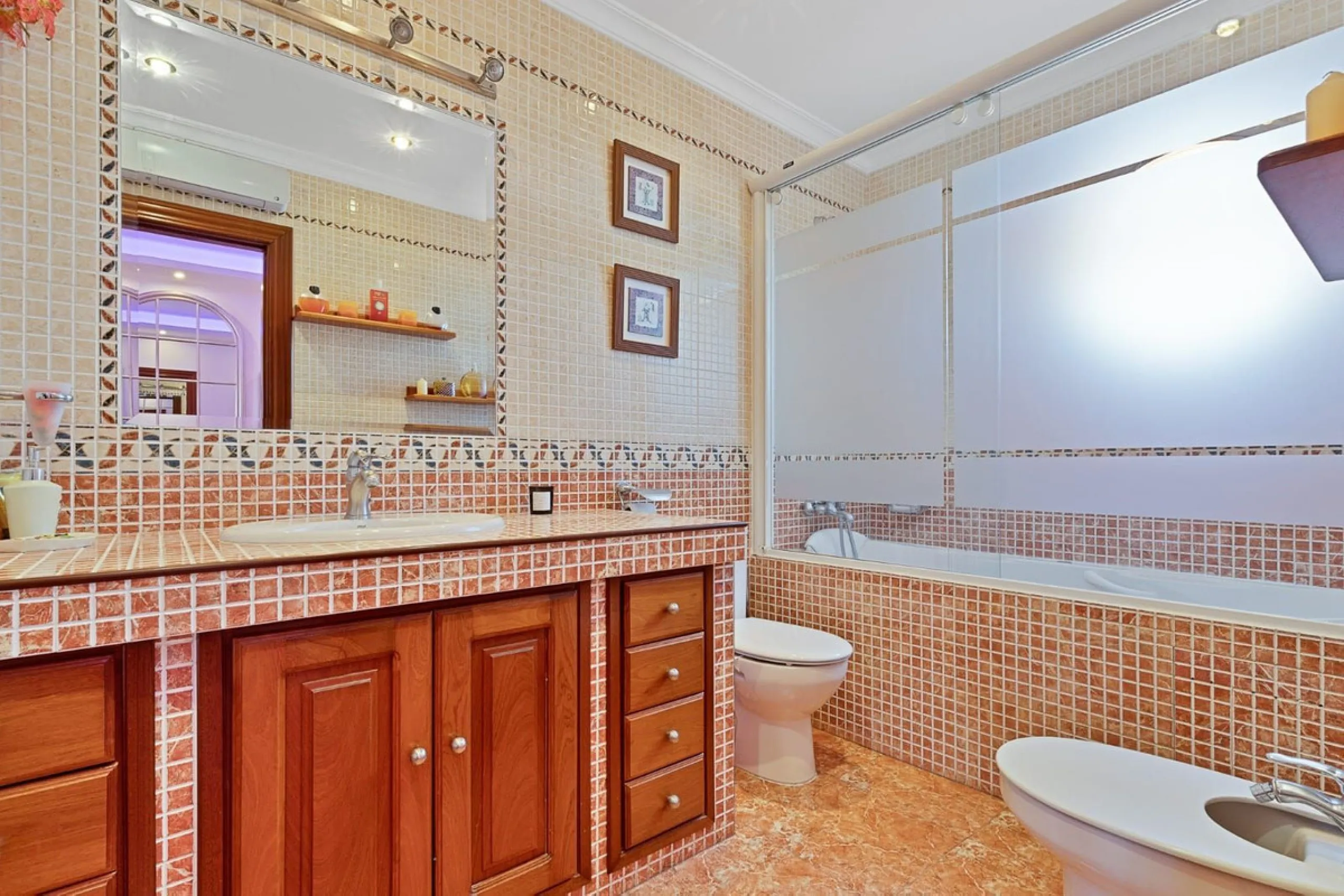 Elegant Family Villa with Garden, Pool & Guest Studio