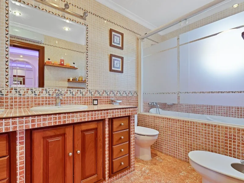 Elegant Family Villa with Garden, Pool & Guest Studio