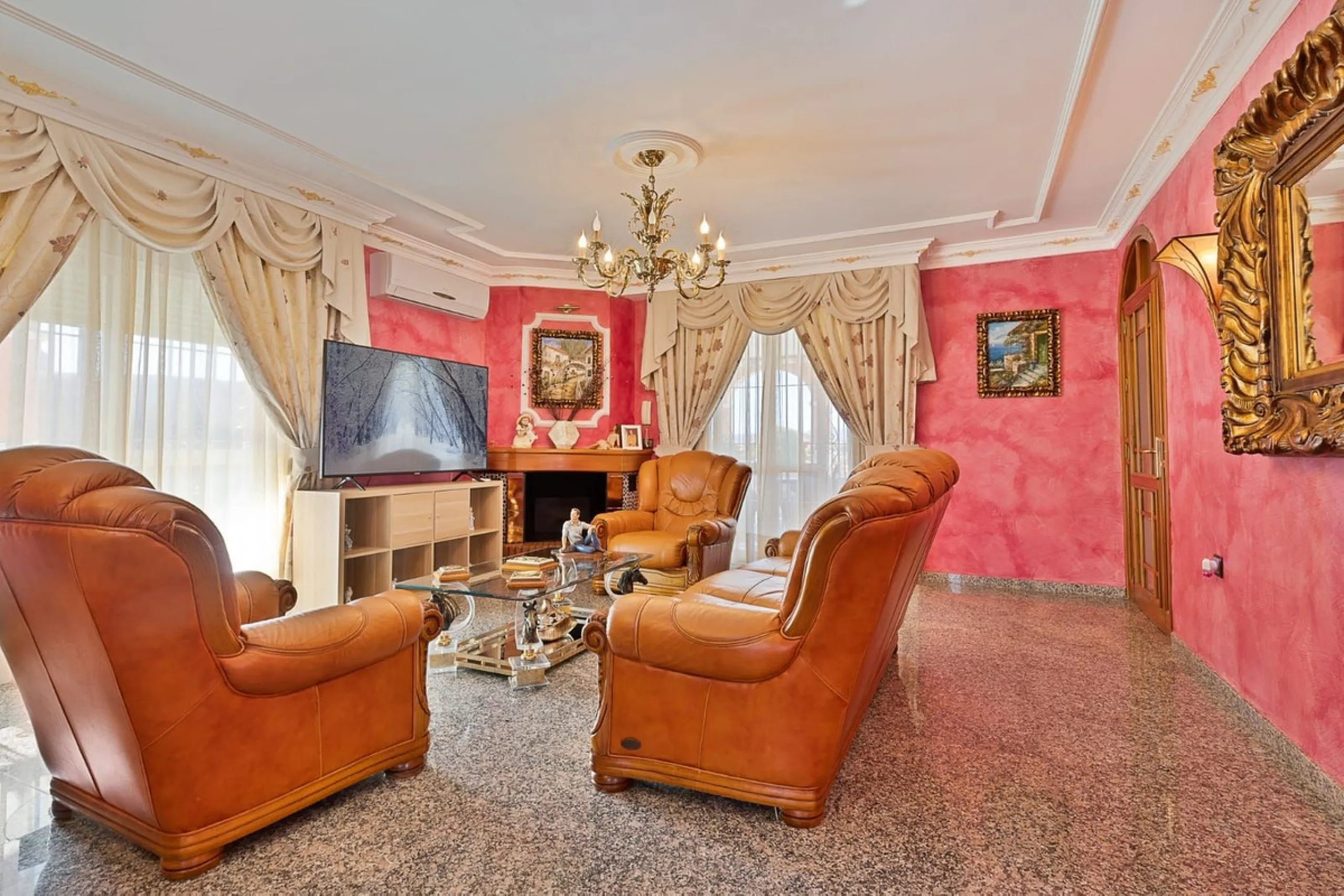 Elegant Family Villa with Garden, Pool & Guest Studio
