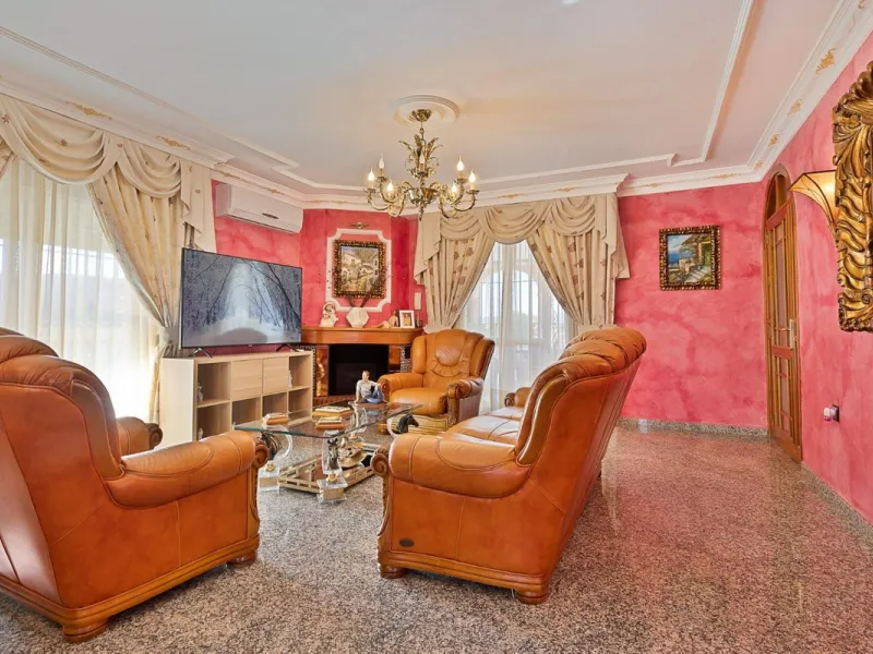 Elegant Family Villa with Garden, Pool & Guest Studio