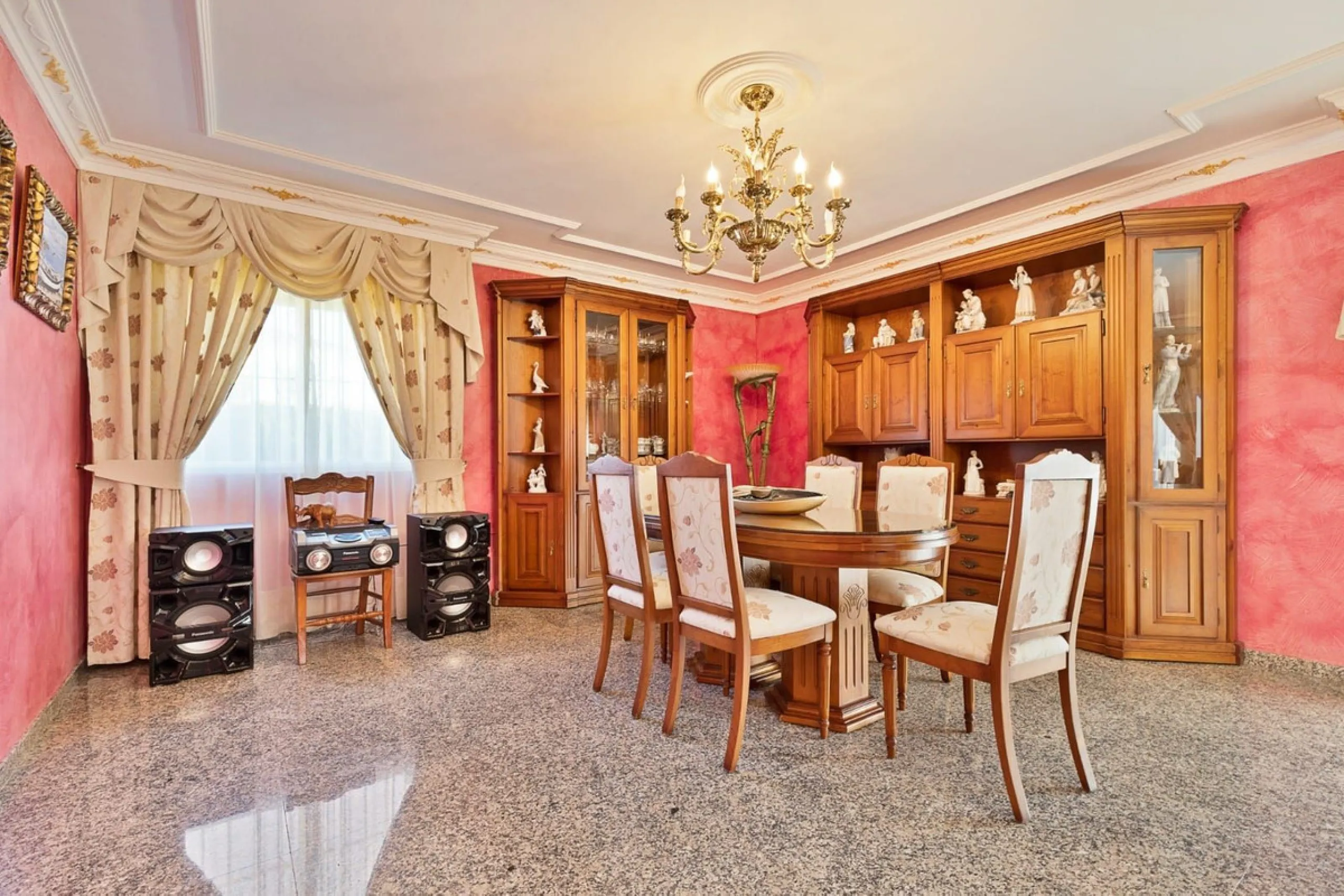 Elegant Family Villa with Garden, Pool & Guest Studio
