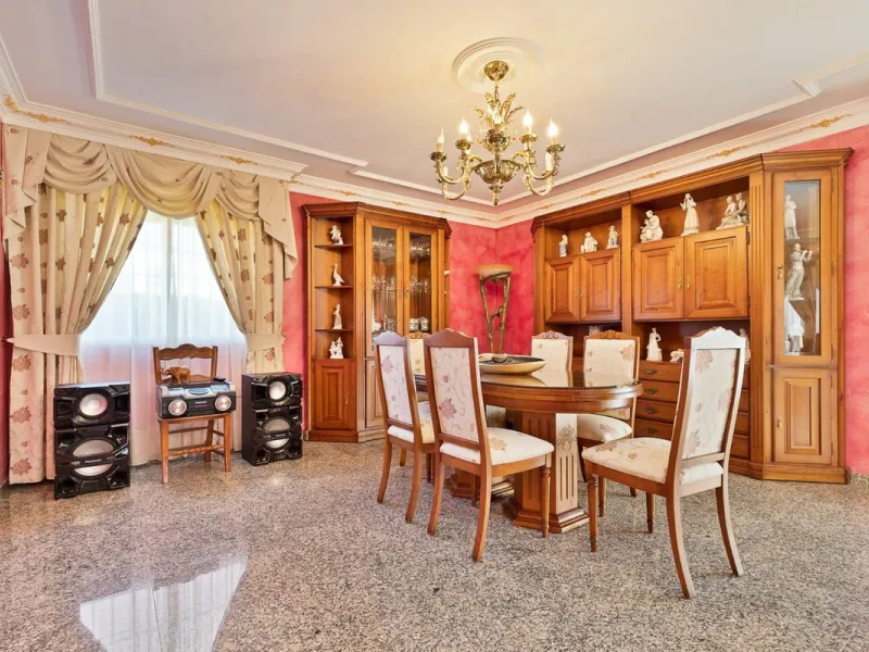 Elegant Family Villa with Garden, Pool & Guest Studio