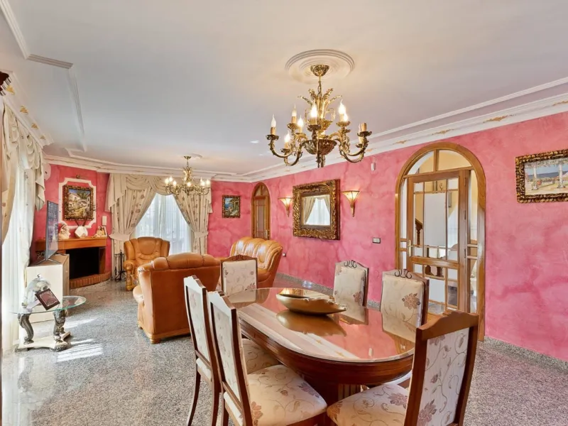 Elegant Family Villa with Garden, Pool & Guest Studio