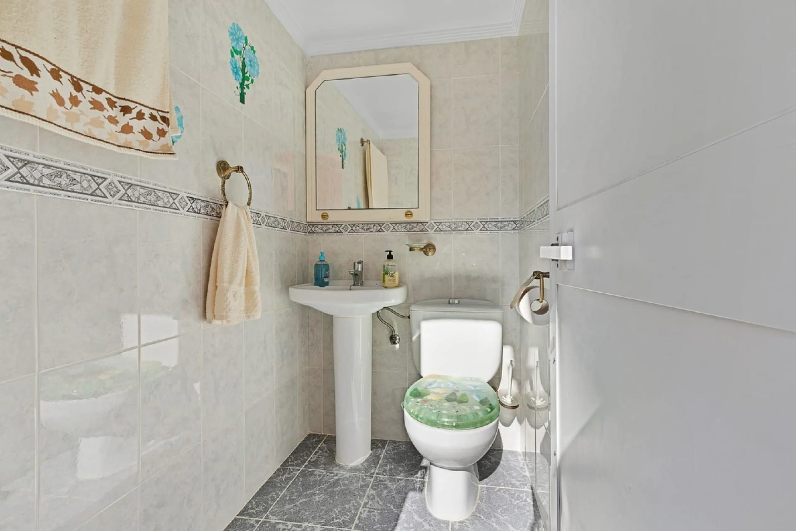 Elegant Family Villa with Garden, Pool & Guest Studio