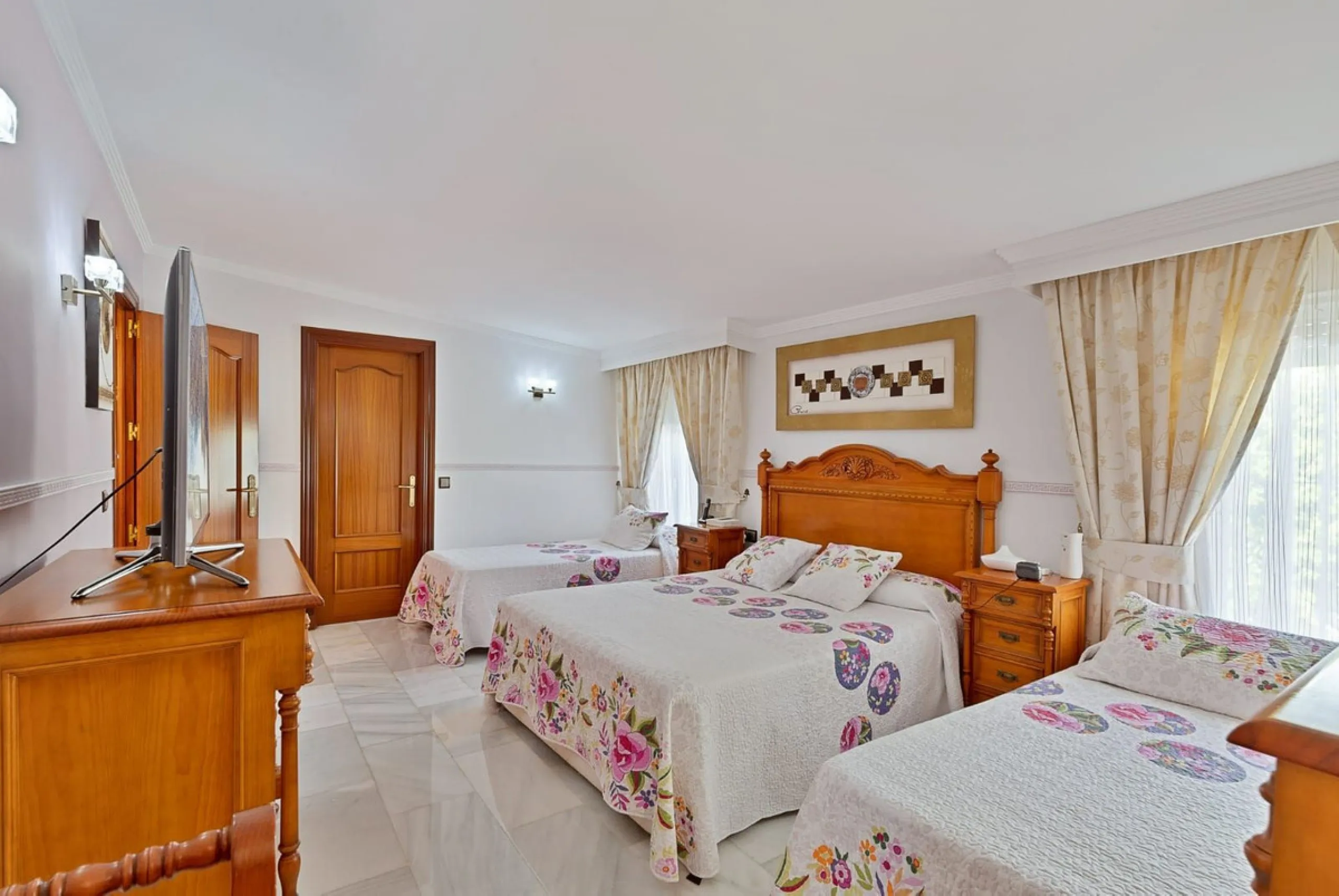 Elegant Family Villa with Garden, Pool & Guest Studio