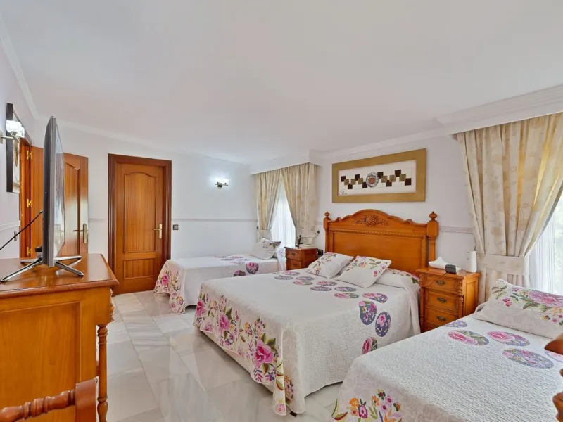 Elegant Family Villa with Garden, Pool & Guest Studio