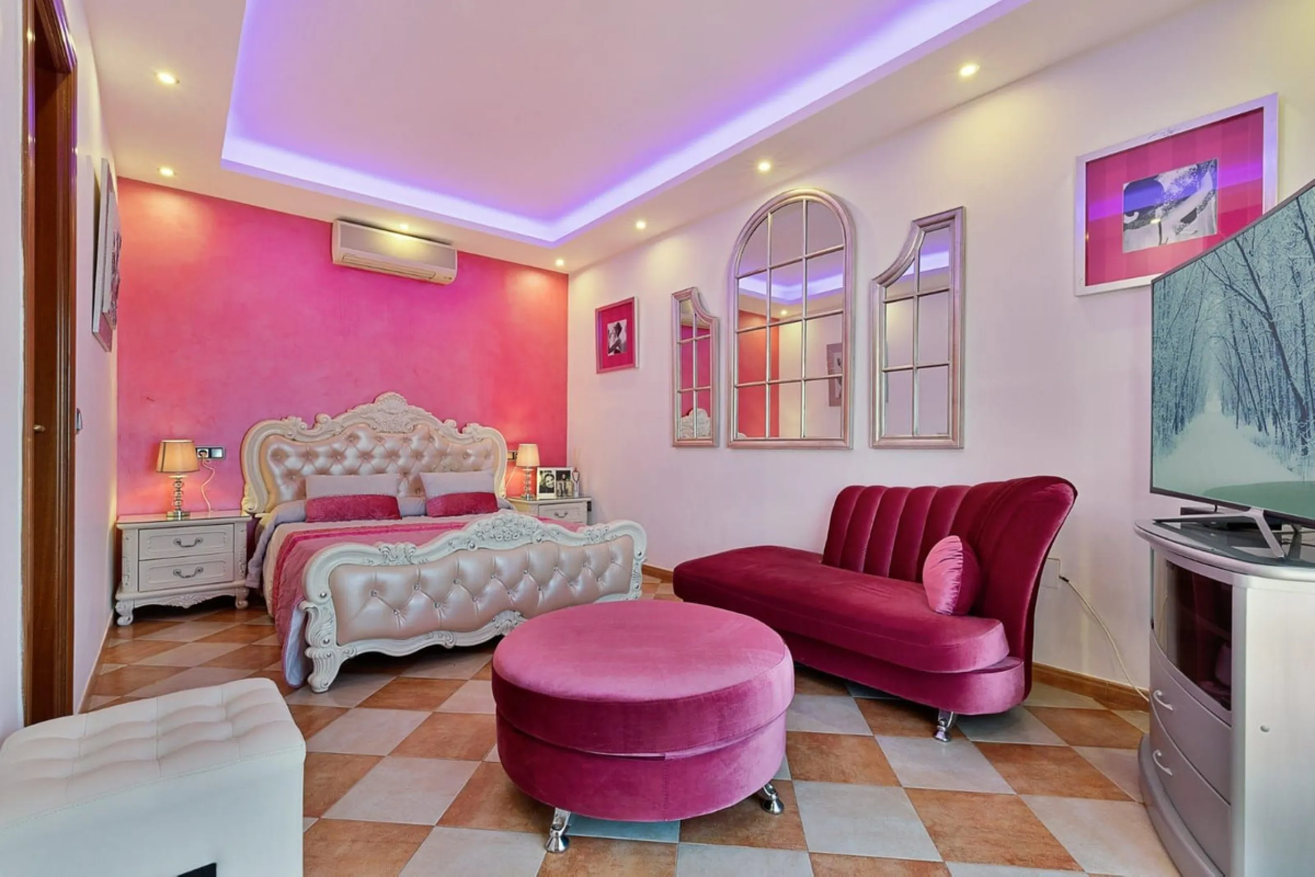 Elegant Family Villa with Garden, Pool & Guest Studio