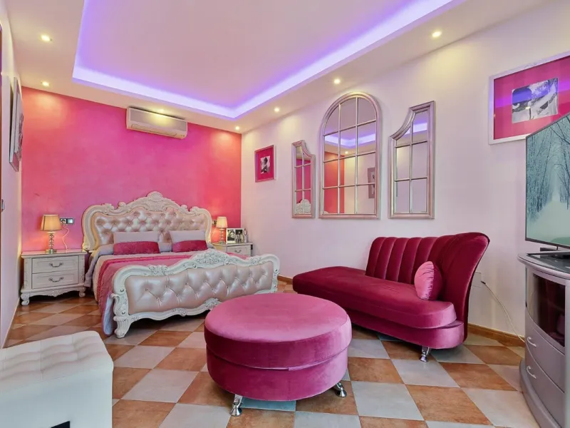 Elegant Family Villa with Garden, Pool & Guest Studio